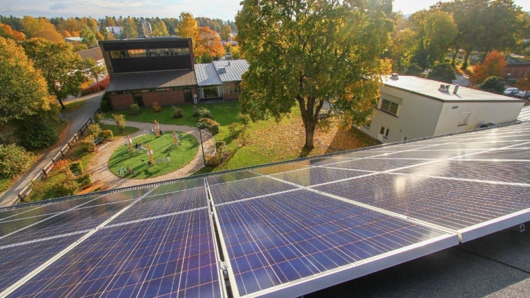 Solceller på tak, vy från tak, utsikt över lekplats