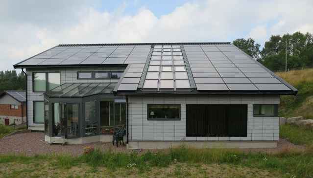 Bild på Hans-Olof och Birgitta Nilssons off-gridhus i Göteborg - helt drivet av solceller, med vätgaslagring och batterier.